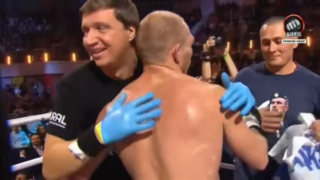 У Росії професійний боксер вийшов на ринг у футболці із Моторолою