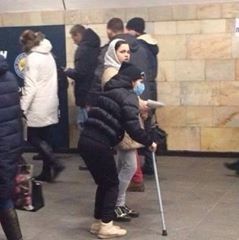 Чудесне зцілення: у соцмережі показали жебрачок-аферисток з київського метро