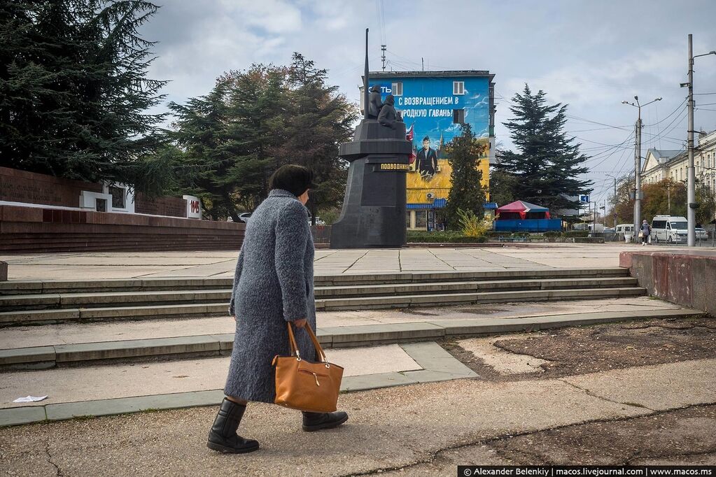 "Не понял, почему флаг Украины?" В сети показали фото "путинского дома" в Крыму