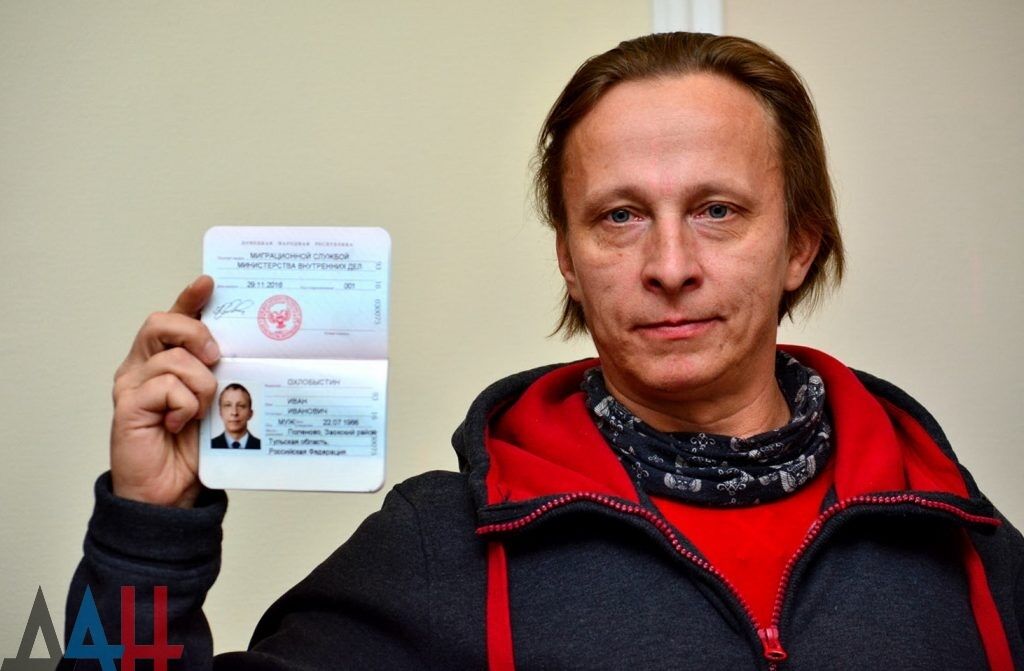 Букашка получила бумажку: "громадянин ДНР" Охлобистін похизувався фото нового "паспорта"