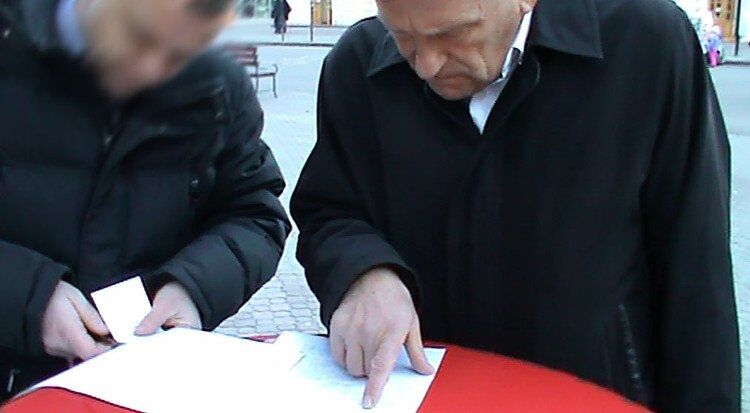 СБУ заинтересовалась николаевским депутатом-"ватн*ком": фото вручения повестки
