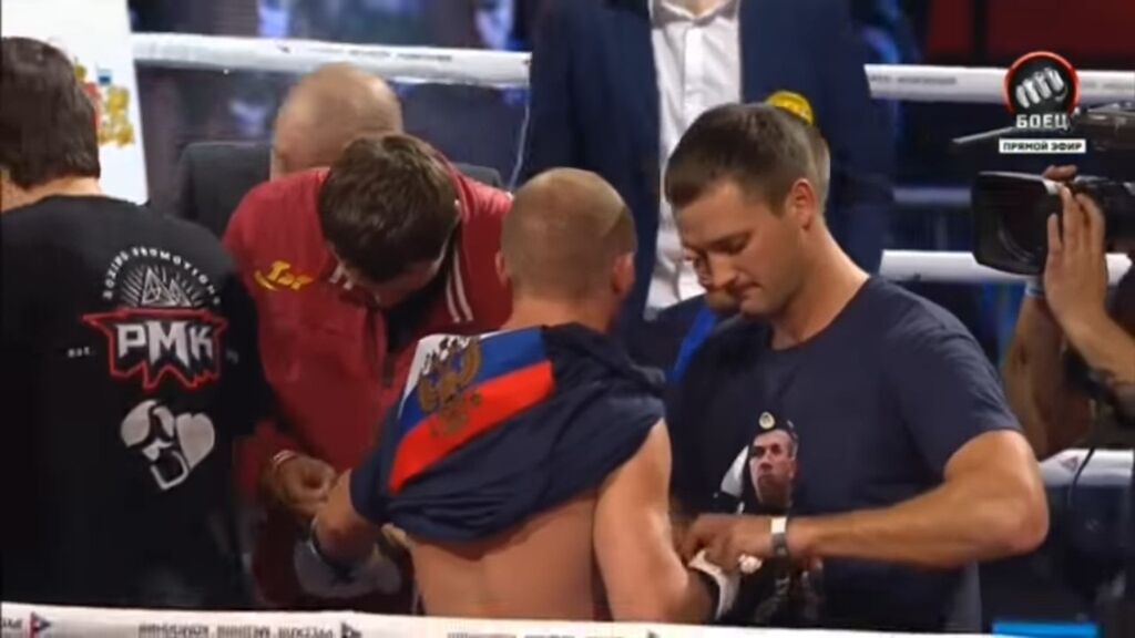 В России профессиональный боксер засветился на ринге в футболке с Моторолой: фотофакт