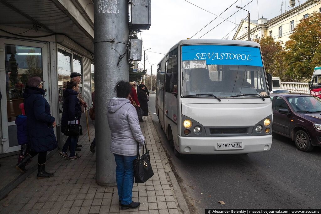 "Не понял, почему флаг Украины?" В сети показали фото "путинского дома" в Крыму