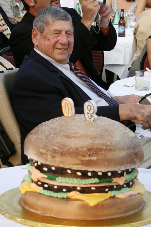 В США в возрасте 98 лет умер человек, подаривший человечеству "Биг Мак"