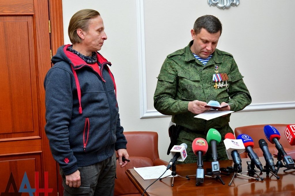 Букашка получила бумажку: "громадянин ДНР" Охлобистін похизувався фото нового "паспорта"