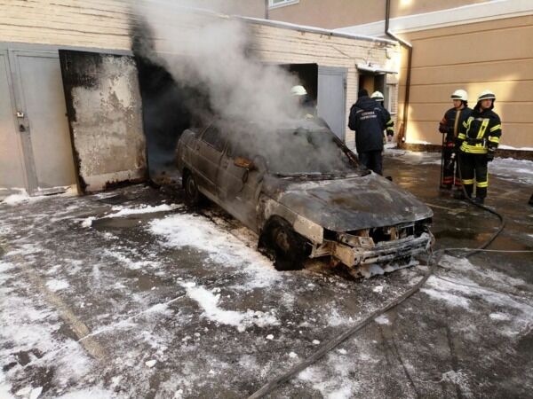 В центре Киева возле оперы сгорел автомобиль: опубликовано видео 