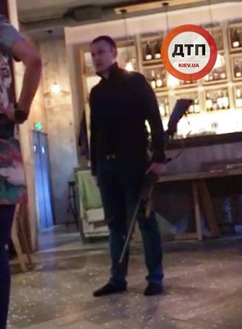 Разборки в киевском ресторане: появились фото и видео с вооруженным хулиганом