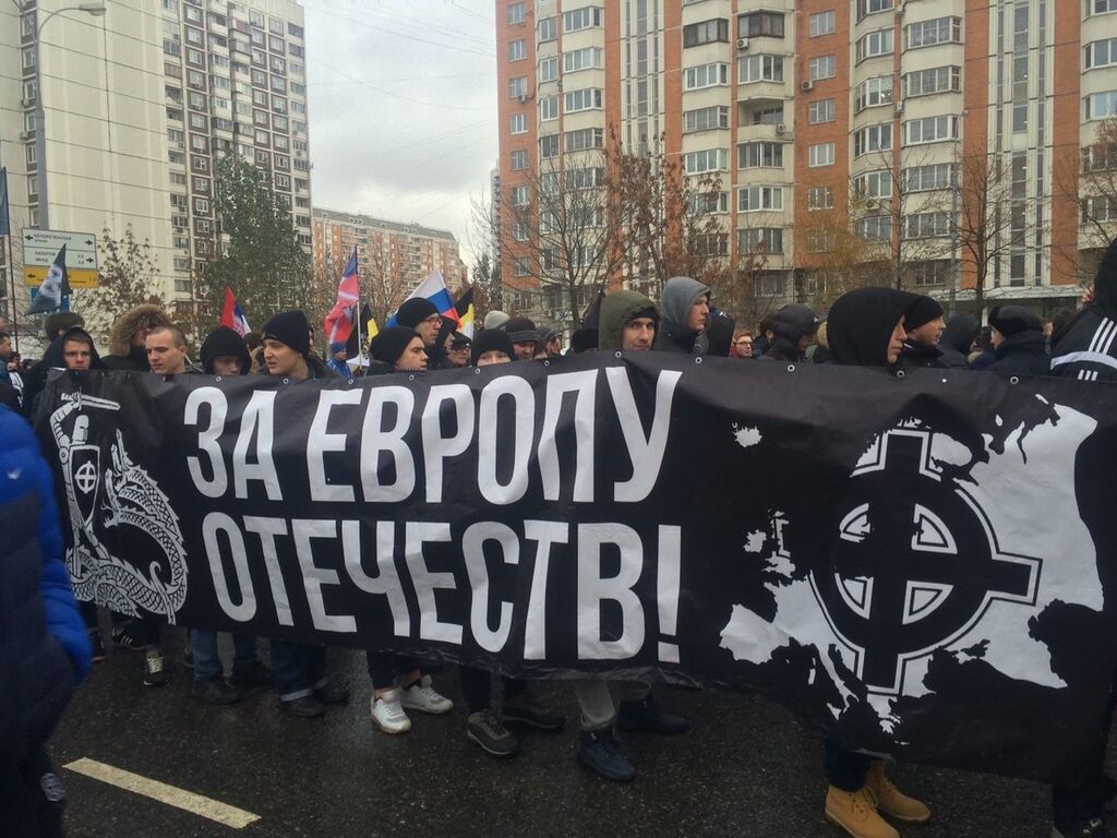"Путин во всем виноват!" В Москве прошло шествие под украинскими флагами