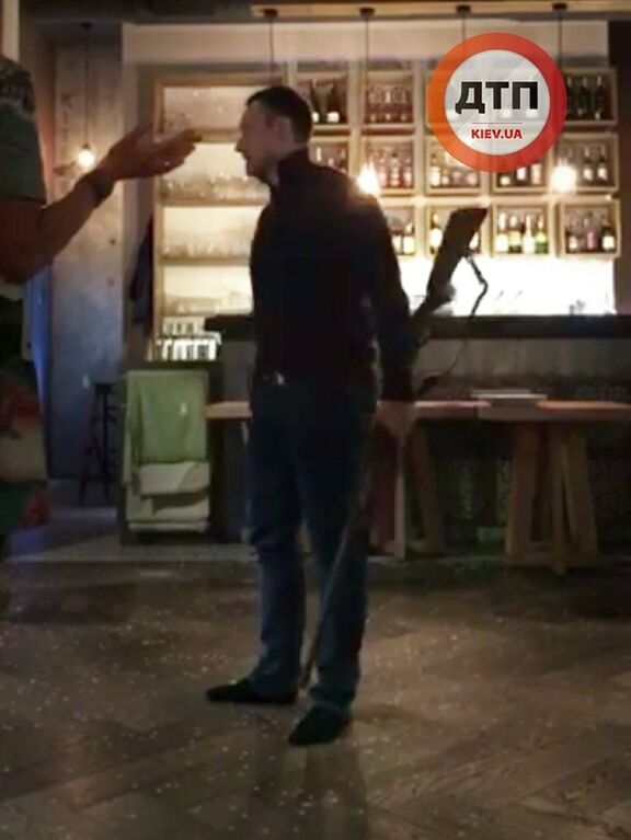 Разборки в киевском ресторане: появились фото и видео с вооруженным хулиганом