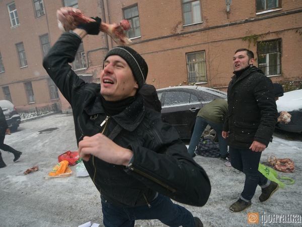 В Петербурге консульство Украины забросали костями. Опубликованы фото и видео