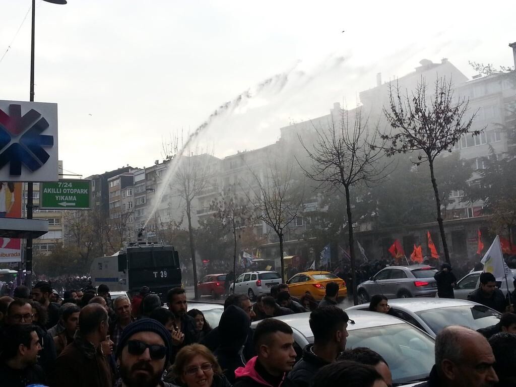 Аресты журналистов: в Стамбуле водометами и слезоточивым газом разгоняли протестующих. Опубликованы фото и видео