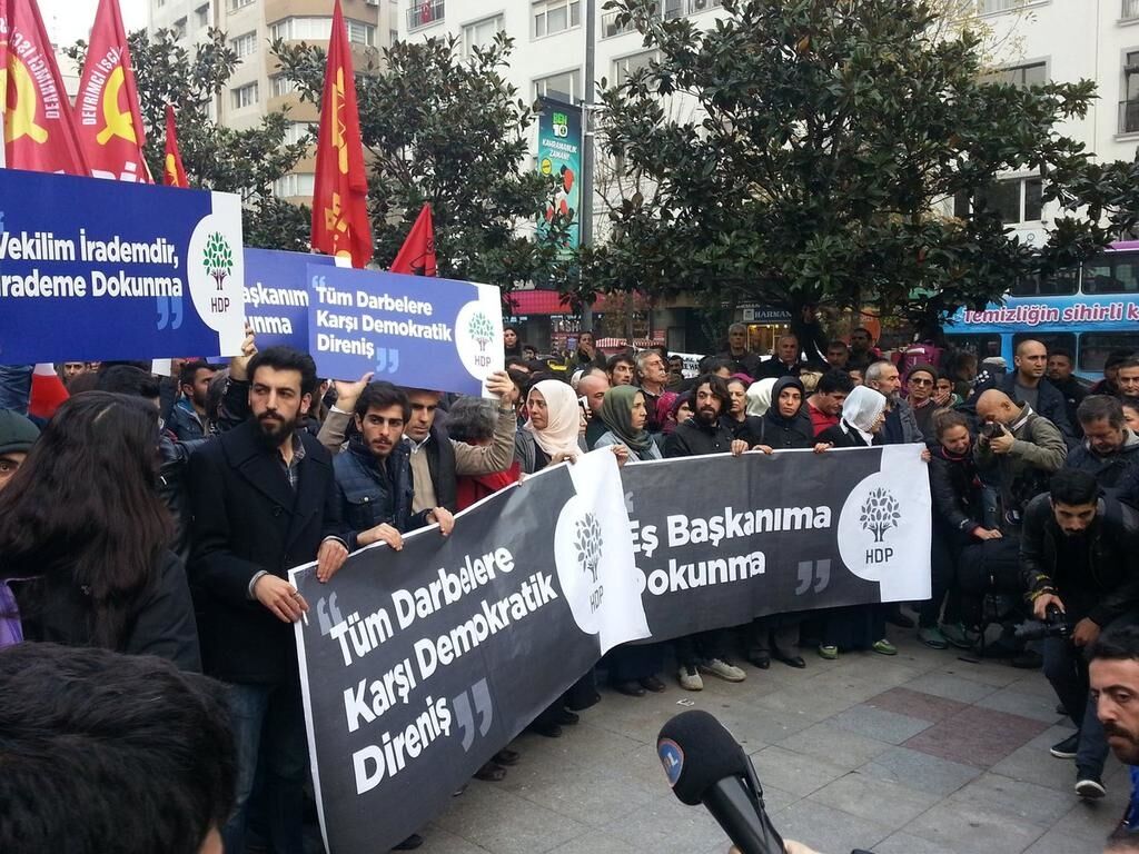 Арешти журналістів: у Стамбулі водометами і сльозогінним газом розганяли протестувальників