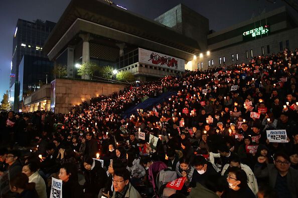 Коррупция и "серый кардинал": в Южной Корее состоялись масштабные протесты против президента