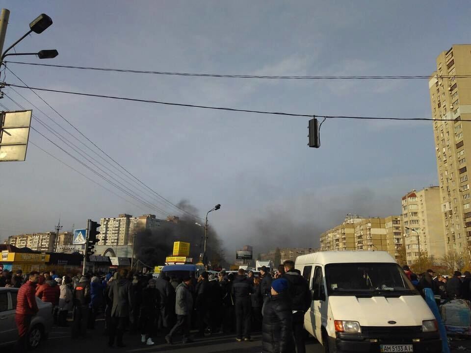 Жгли шины: в Киеве на Харьковском рынке прошла акция протеста