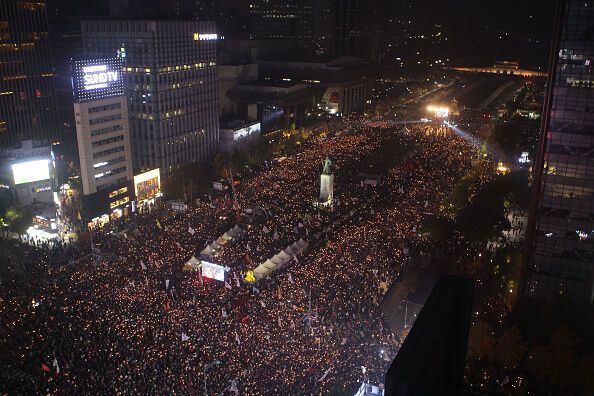 Корупція та "сірий кардинал": у Південній Кореї відбулися масштабні протести проти президента