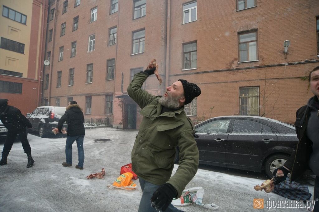 В Петербурге консульство Украины забросали костями. Опубликованы фото и видео