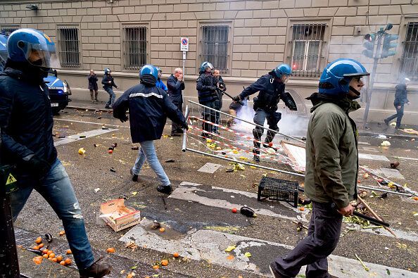 Слезоточивый газ и камни: в Италии антиправительственный митинг перерос в стычки с полицией. Опубликованы фото
