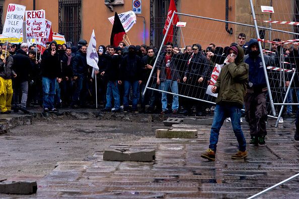 Слезоточивый газ и камни: в Италии антиправительственный митинг перерос в стычки с полицией. Опубликованы фото