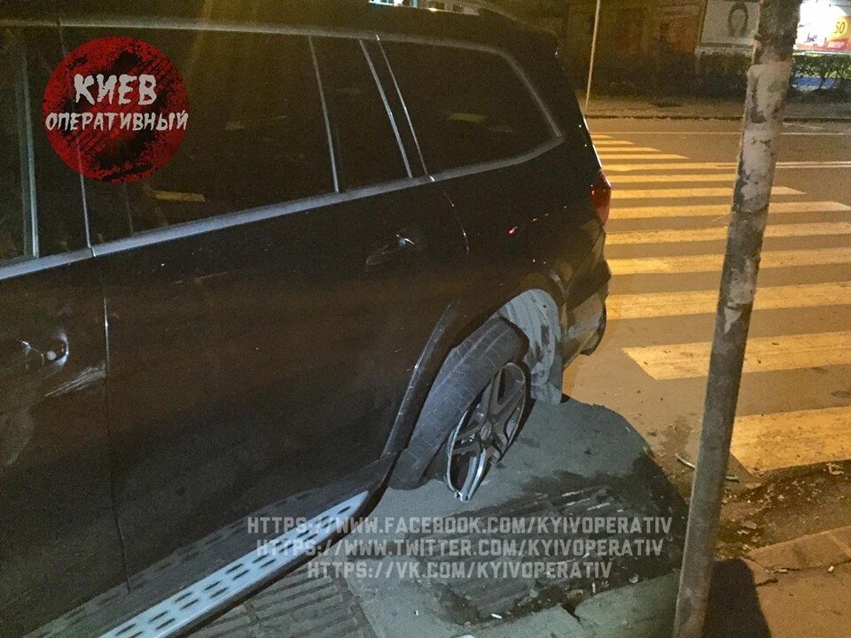 Причетний син нардепа: у Києві хлопці на Mercedes на великій швидкості влетіли у 2 авто
