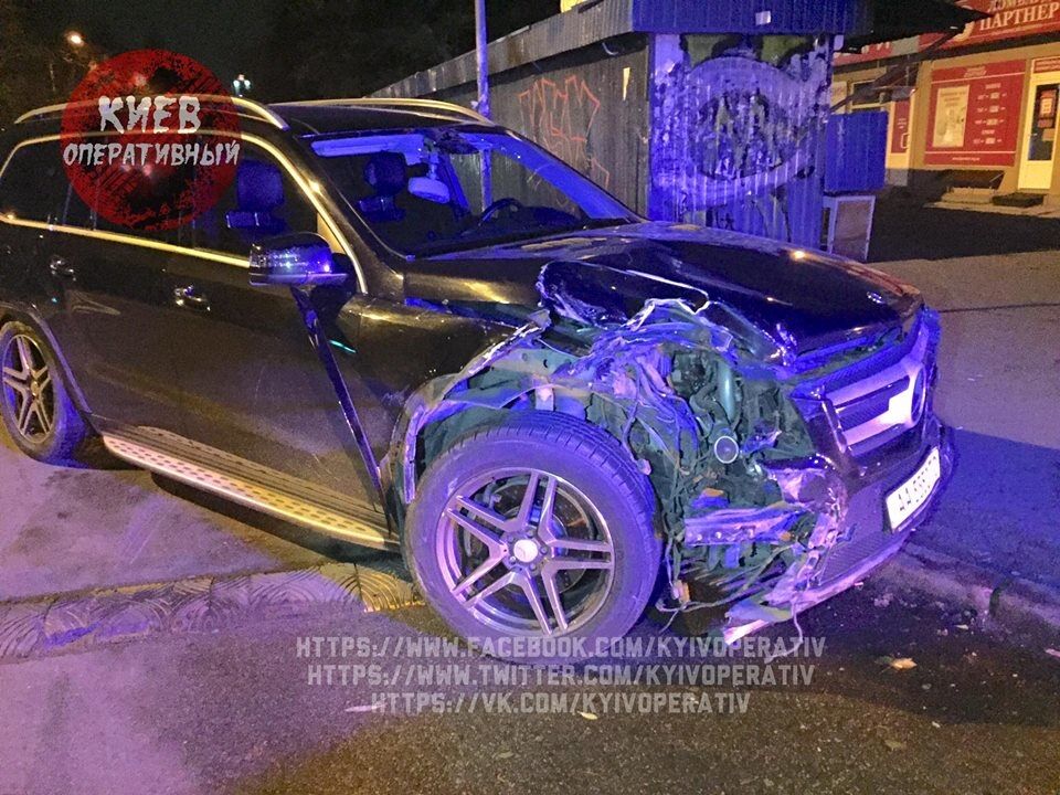 Причастен сын нардепа: в Киеве парни на Mercedes на большой скорости влетели в 2 авто. Опубликованы фото