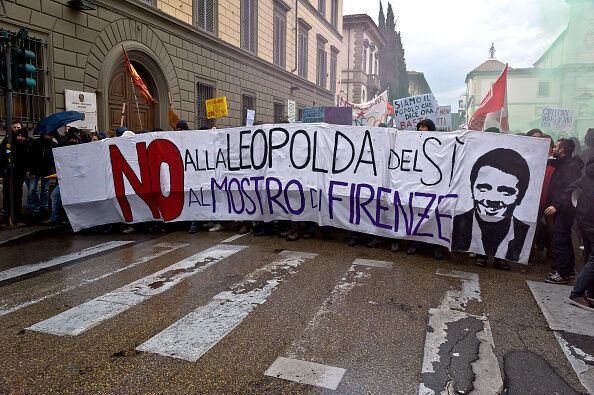 Слезоточивый газ и камни: в Италии антиправительственный митинг перерос в стычки с полицией. Опубликованы фото