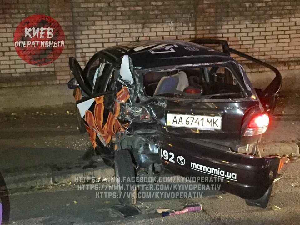 Причастен сын нардепа: в Киеве парни на Mercedes на большой скорости влетели в 2 авто. Опубликованы фото