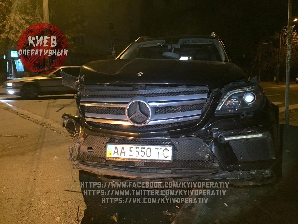 Причастен сын нардепа: в Киеве парни на Mercedes на большой скорости влетели в 2 авто. Опубликованы фото