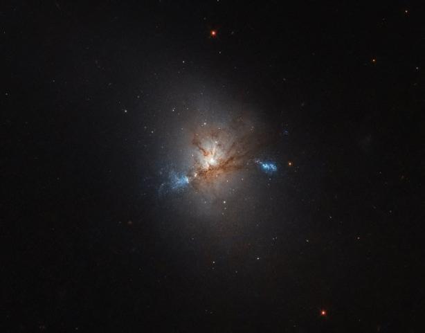 "Хаббл" сфотографировал удивительную линзовидную галактику