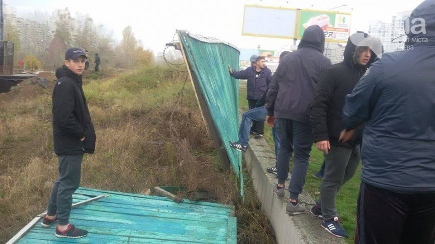 В Киеве подожгли забор на скандальной стройке возле озера: опубликованы фото