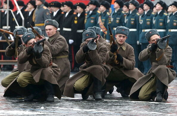 Танки, балалайки и красноармейцы: в Москве прошел марш, посвященный параду 1941 года