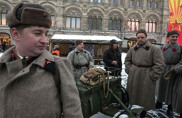 Танки, балалайки и красноармейцы: в Москве прошел марш, посвященный параду 1941 года