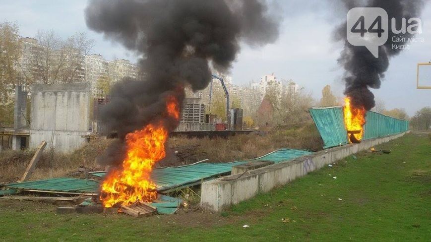 В Киеве подожгли забор на скандальной стройке возле озера: опубликованы фото