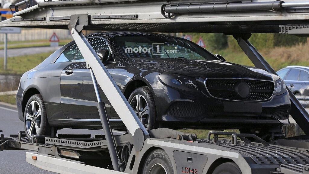 Стала известна дата дебюта нового купе Mercedes E-Class: фото