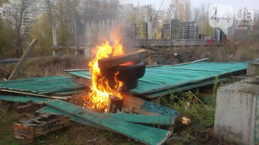 В Киеве подожгли забор на скандальной стройке возле озера: опубликованы фото