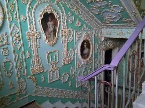 Киевский пенсионер превратил три этажа своего подъезда в "Версаль"