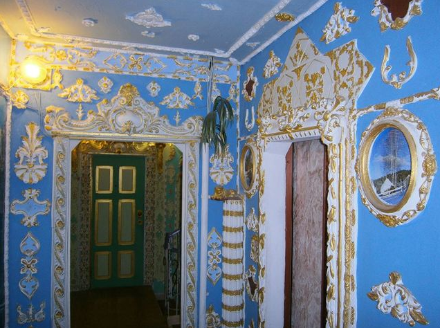 Киевский пенсионер превратил три этажа своего подъезда в "Версаль"