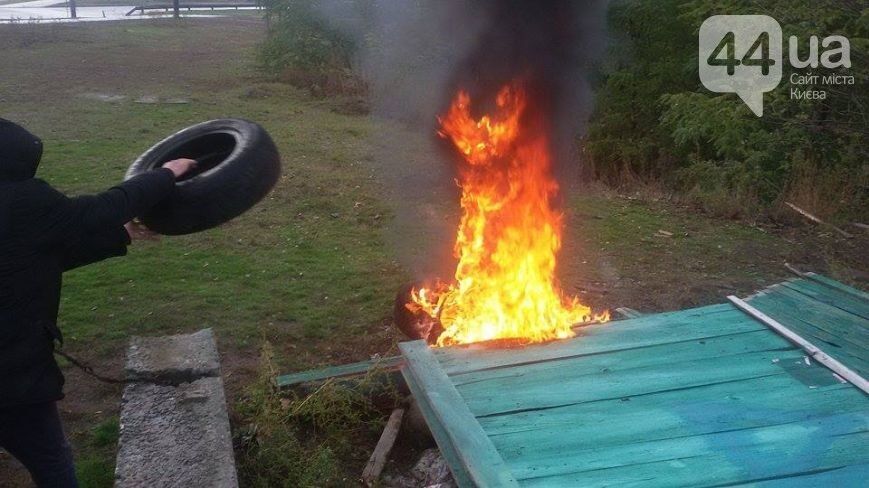 В Киеве подожгли забор на скандальной стройке возле озера: опубликованы фото