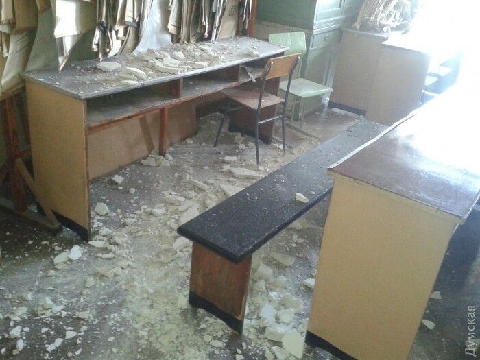 В аудиторії одеського університету під час занять впала стеля