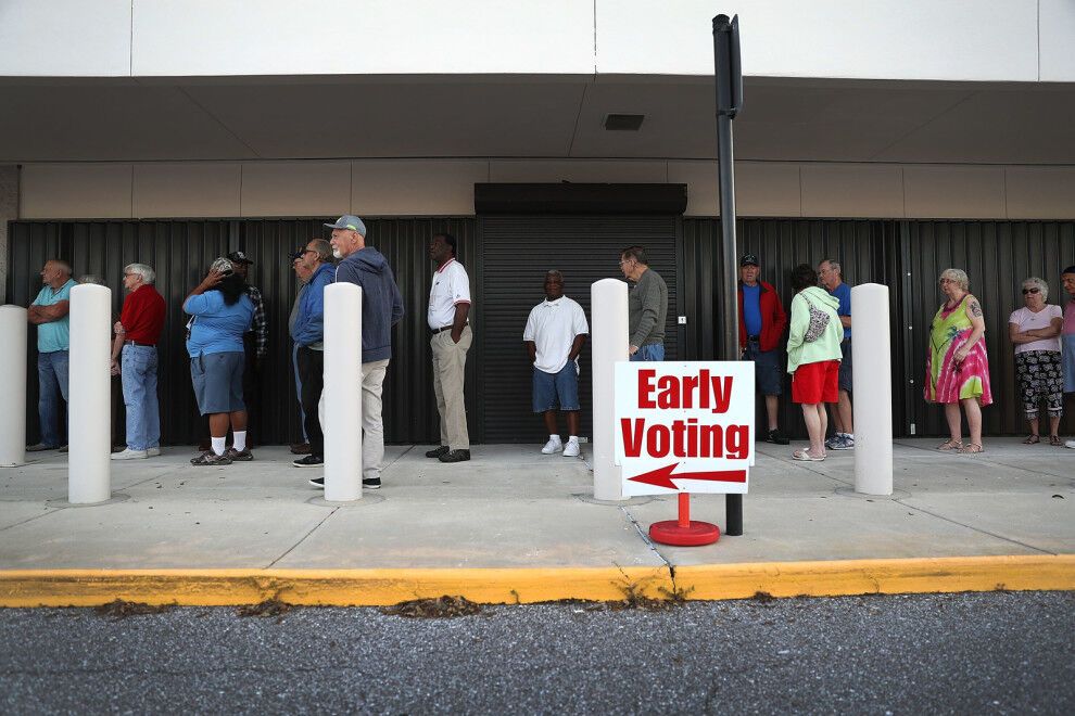 Америка встала: появились фото огромных очередей на избирательных участках в США
