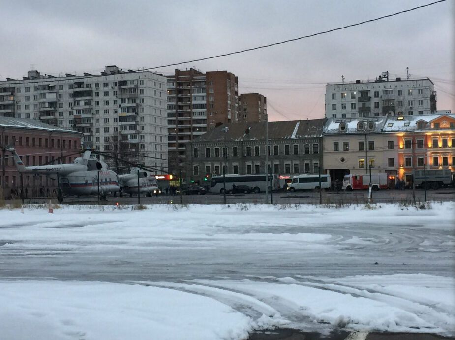 Переполох у Москві: три урядових вертольоти екстрено сіли посеред вулиці