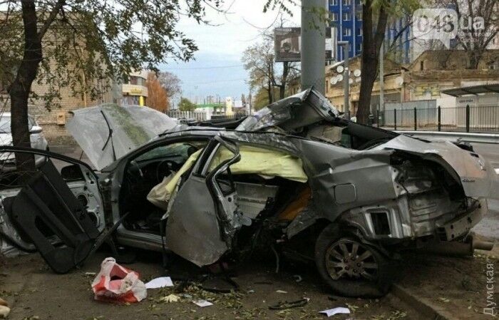 Влетели в столб: в жутком ДТП в Одессе погибли две женщины. Опубликованы фото