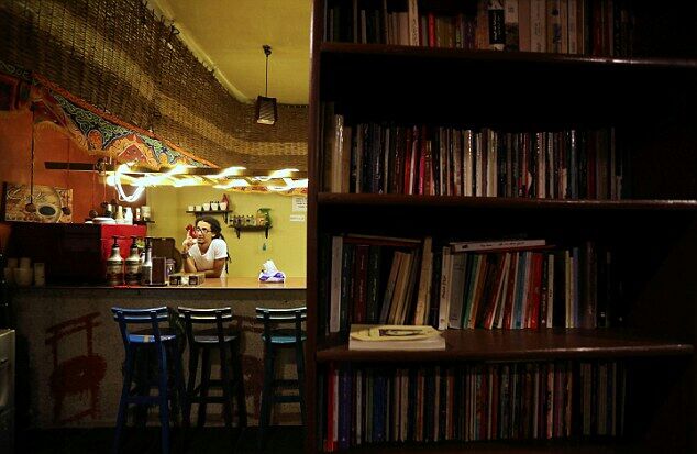 Ори на здоровье: в Египте существует книжный магазин с "комнатой крика"