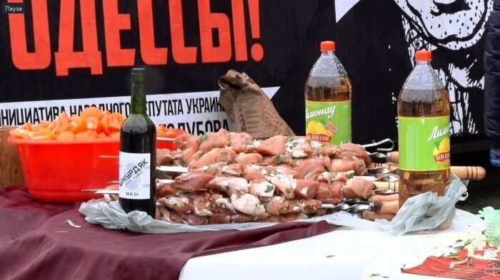 Вино, шашлики і музика: під Одеською ОДА влаштували гуляння з нагоди відставки Саакашвілі 