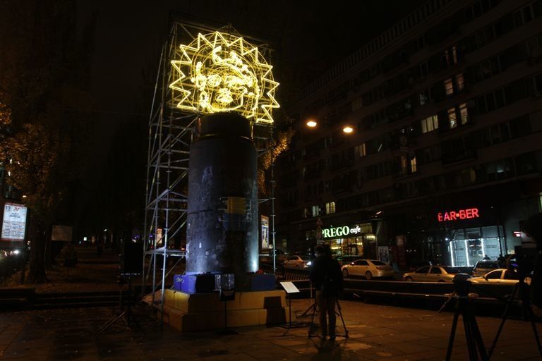 Остатки памятника Ленину в Киеве "засветились": новая инсталляция