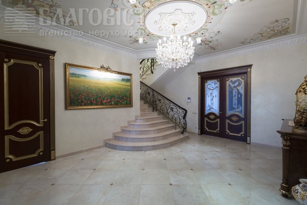 Настоятель Києво-Печерської Лаври виставив на продаж палац за 1,3 млн доларів