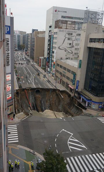 Прямо посреди шоссе: в японском городе Фукуока образовалась гигантская воронка