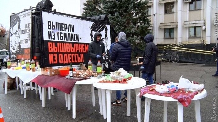 Вино, шашлики і музика: під Одеською ОДА влаштували гуляння з нагоди відставки Саакашвілі 