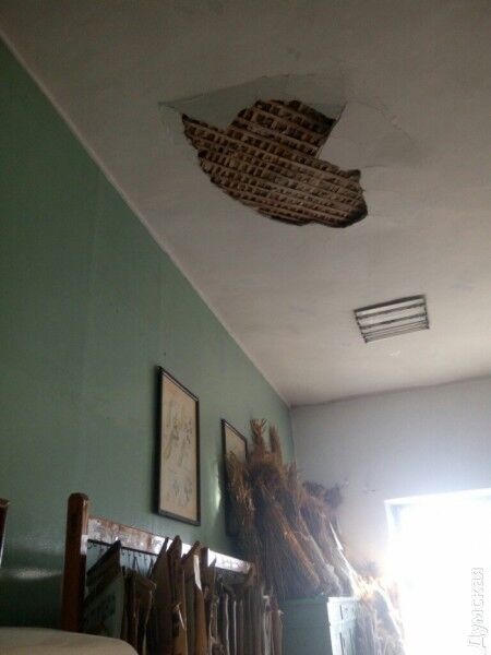 В аудитории одесского университета во время занятий упал потолок. Опубликованы фото
