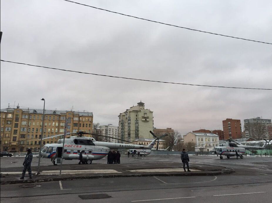 Переполох в Москве: три правительственных вертолета экстренно сели посреди улицы