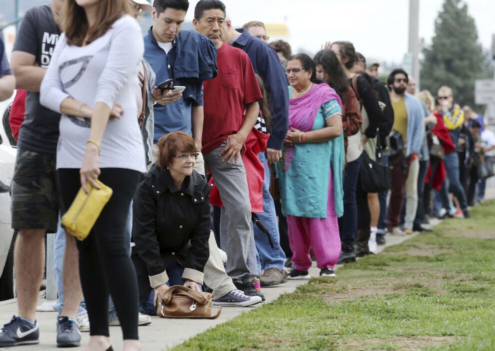 Америка встала: появились фото огромных очередей на избирательных участках в США